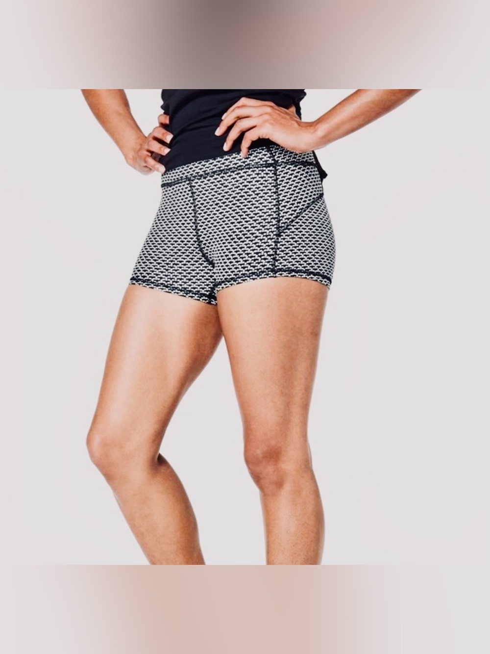 Lululemon In Movement Short Everlux 2.5" Monochromic Black, Size 4